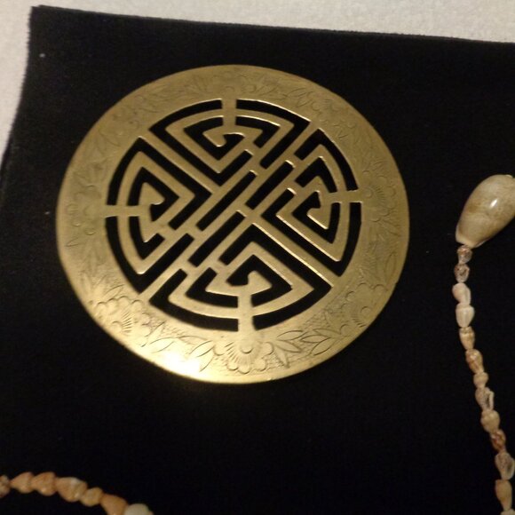 VINTAGE CHINESE STAND OR HANGING 2 SHELL NECKLACES LOT - Picture 8 of 10